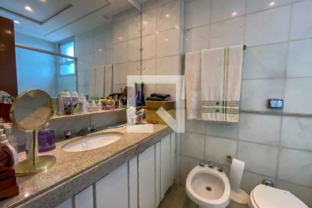 Apartamento à venda com 175m², 4 quartos e 3 vagasBanheiro da Suíte 2