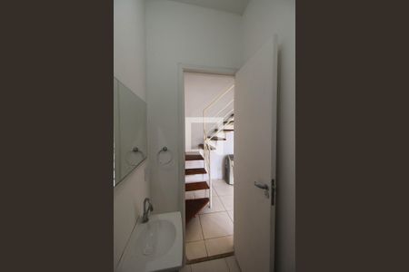 Lavabo de casa de condomínio para alugar com 2 quartos, 100m² em Vila Ema, São Paulo