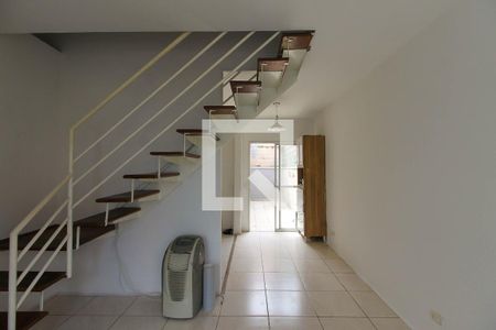 Sala de casa de condomínio para alugar com 2 quartos, 100m² em Vila Ema, São Paulo