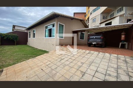 Casa à venda com 170m², 3 quartos e 5 vagas Casa à venda com 170m², 3 quartos e 5 vagasFachada