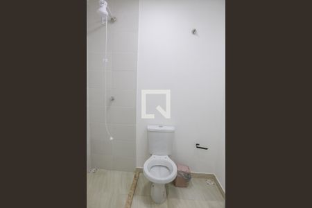 Banheiro de kitnet/studio para alugar com 1 quarto, 18m² em Lapa, São Paulo