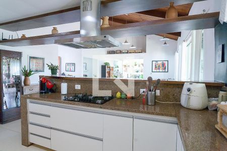 Casa de condomínio à venda com 280m², 4 quartos e 2 vagas Casa de condomínio à venda com 280m², 4 quartos e 2 vagascozinha