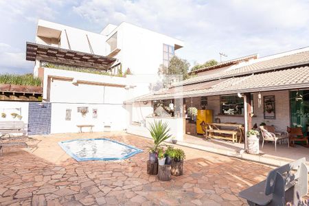 Casa de condomínio à venda com 280m², 4 quartos e 2 vagas Casa de condomínio à venda com 280m², 4 quartos e 2 vagasPiscina