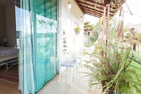 Casa de condomínio à venda com 280m², 4 quartos e 2 vagas Casa de condomínio à venda com 280m², 4 quartos e 2 vagasvaranda suite 2