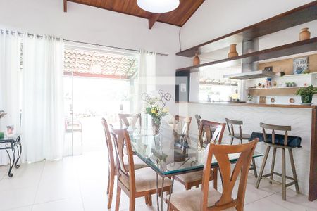 Casa de condomínio à venda com 280m², 4 quartos e 2 vagas Casa de condomínio à venda com 280m², 4 quartos e 2 vagasSala de Jantar