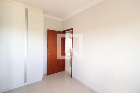 Quarto 1 de apartamento para alugar com 2 quartos, 53m² em Jardim das Palmeiras, Uberlândia