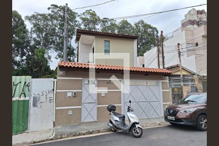 Casa à venda com 189m², 3 quartos e 4 vagas Casa à venda com 189m², 3 quartos e 4 vagasFachada