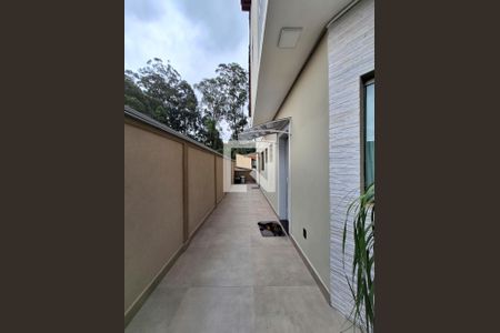 Casa à venda com 189m², 3 quartos e 4 vagas Casa à venda com 189m², 3 quartos e 4 vagasLateral