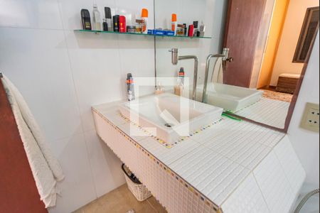 Casa à venda com 391m², 6 quartos e 4 vagasBanheiro do Quarto 2