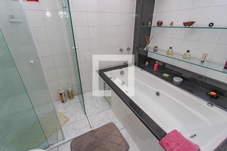 Casa à venda com 250m², 2 quartos e 2 vagasBanheiro da suíte 1
