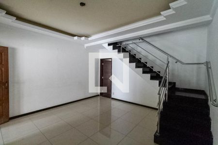 Sala 1 de casa para alugar com 6 quartos, 338m² em Venda Nova, Belo Horizonte