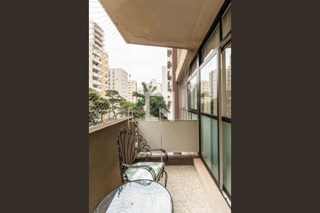 Apartamento à venda com 209m², 3 quartos e 2 vagas Apartamento à venda com 209m², 3 quartos e 2 vagasVaranda