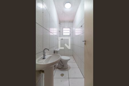 Banheiro de casa para alugar com 1 quarto, 22m² em Parque Guarani, São Paulo