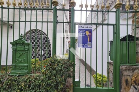 Fachada do Condomínio com placa de apartamento à venda com 3 quartos, 105m² em Méier, Rio de Janeiro