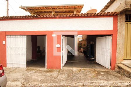 Casa à venda com 420m², 5 quartos e 3 vagasFachada