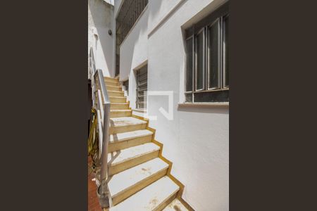 Casa para alugar com 318m², 3 quartos e 4 vagas Casa para alugar com 318m², 3 quartos e 4 vagasEscadas 3