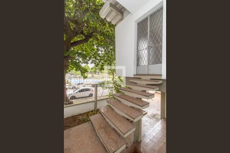 Casa para alugar com 318m², 3 quartos e 4 vagas Casa para alugar com 318m², 3 quartos e 4 vagasEscadas - Entrada Principal