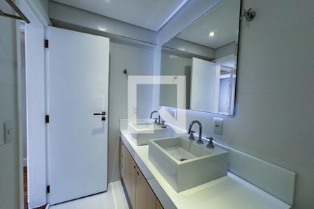 Apartamento à venda com 100m², 2 quartos e 2 vagas Apartamento à venda com 100m², 2 quartos e 2 vagasBanheiro da Suíte