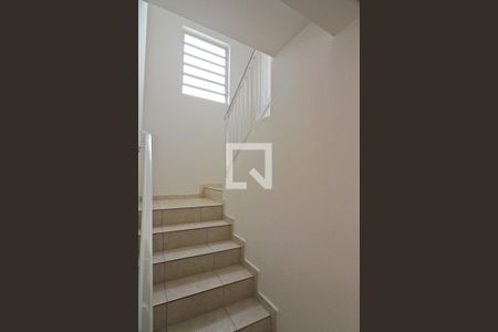 Escada de casa para alugar com 3 quartos, 205m² em Parque São Domingos, São Paulo