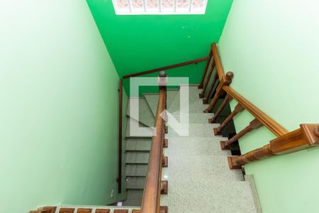 Casa à venda com 200m², 3 quartos e 7 vagas Casa à venda com 200m², 3 quartos e 7 vagasEscada