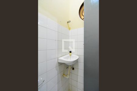 Banheiro  de kitnet/studio para alugar com 1 quarto, 11m² em Alto dos Pinheiros, Belo Horizonte