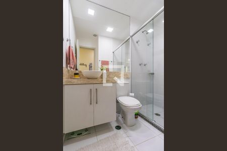 Banheiro de apartamento para alugar com 2 quartos, 68m² em Jardim Tupanci, Barueri