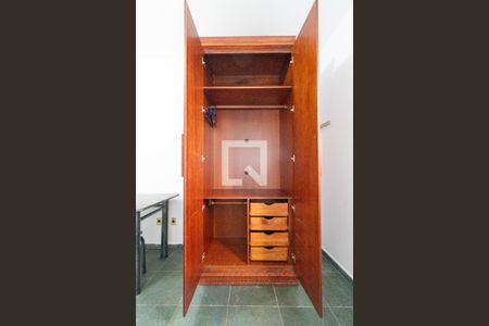 Studio para alugar com 30m², 1 quarto e 1 vaga Studio para alugar com 30m², 1 quarto e 1 vagaArmário