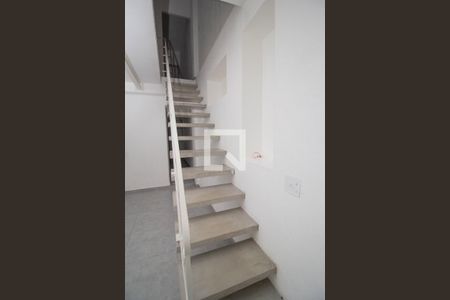 Escada de casa para alugar com 2 quartos, 70m² em Jardim Cachoeira, São Paulo