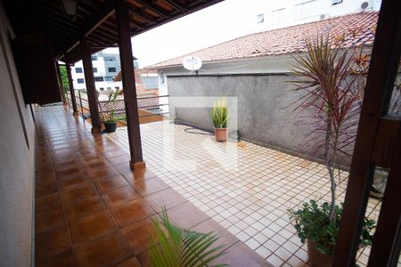 Casa à venda com 398m², 4 quartos e 5 vagas Casa à venda com 398m², 4 quartos e 5 vagasVaranda