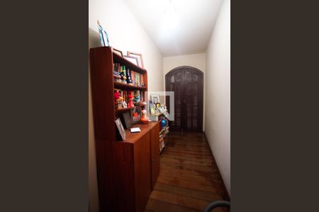 Casa à venda com 398m², 4 quartos e 5 vagas Casa à venda com 398m², 4 quartos e 5 vagasCorredor