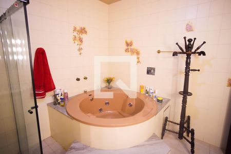 Casa à venda com 398m², 4 quartos e 5 vagas Casa à venda com 398m², 4 quartos e 5 vagasBanheiro Suíte 2