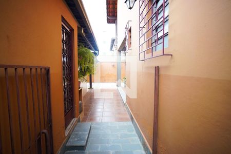 Casa à venda com 398m², 4 quartos e 5 vagas Casa à venda com 398m², 4 quartos e 5 vagasCorredor