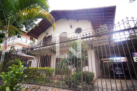 Casa à venda com 398m², 4 quartos e 5 vagas Casa à venda com 398m², 4 quartos e 5 vagasFachada