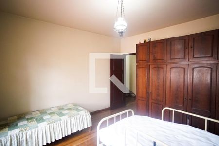 Casa à venda com 398m², 4 quartos e 5 vagas Casa à venda com 398m², 4 quartos e 5 vagasQuarto 5