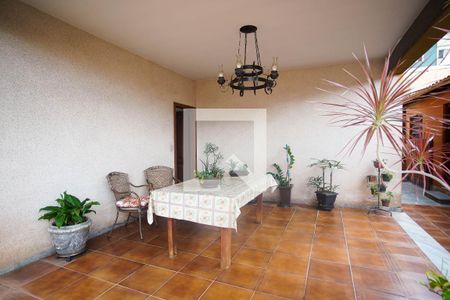 Casa à venda com 398m², 4 quartos e 5 vagas Casa à venda com 398m², 4 quartos e 5 vagasVaranda