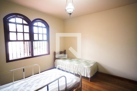 Casa à venda com 398m², 4 quartos e 5 vagas Casa à venda com 398m², 4 quartos e 5 vagasQuarto 5