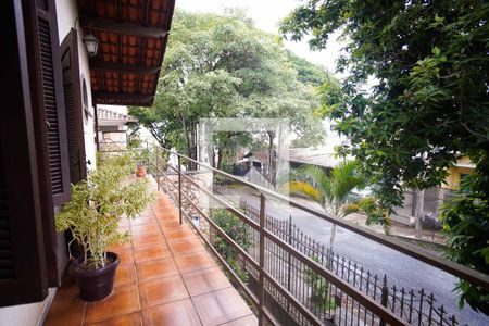 Casa à venda com 398m², 4 quartos e 5 vagas Casa à venda com 398m², 4 quartos e 5 vagasVaranda