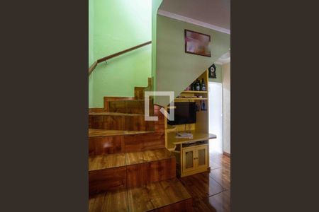 Casa à venda com 180m², 3 quartos e 2 vagasEscada