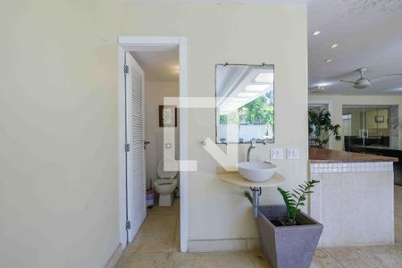 Casa de condomínio para alugar com 500m², 4 quartos e 3 vagas Casa de condomínio para alugar com 500m², 4 quartos e 3 vagasBanheiro do Quintal