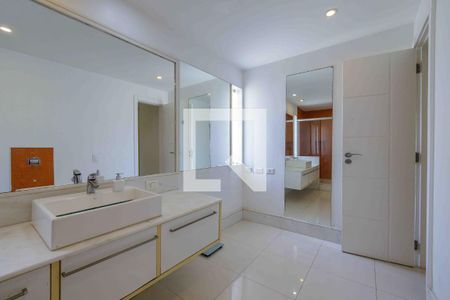 Casa de condomínio para alugar com 500m², 4 quartos e 3 vagas Casa de condomínio para alugar com 500m², 4 quartos e 3 vagasBanheiro 1 da Suíte 1