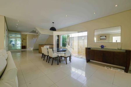 Sala de casa de condomínio para alugar com 4 quartos, 500m² em Barra da Tijuca, Rio de Janeiro