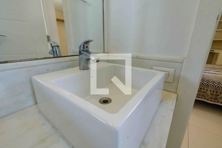 Casa de condomínio para alugar com 500m², 4 quartos e 3 vagas Casa de condomínio para alugar com 500m², 4 quartos e 3 vagasBanheiro da Suíte 4