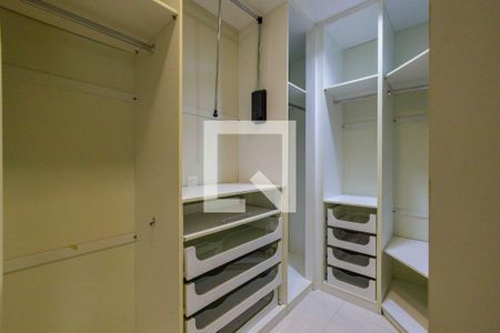 Casa de condomínio para alugar com 500m², 4 quartos e 3 vagas Casa de condomínio para alugar com 500m², 4 quartos e 3 vagasCloset da Suíte 1