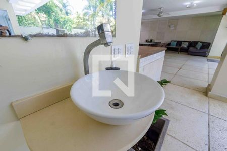 Casa de condomínio para alugar com 500m², 4 quartos e 3 vagas Casa de condomínio para alugar com 500m², 4 quartos e 3 vagasBanheiro do Quintal