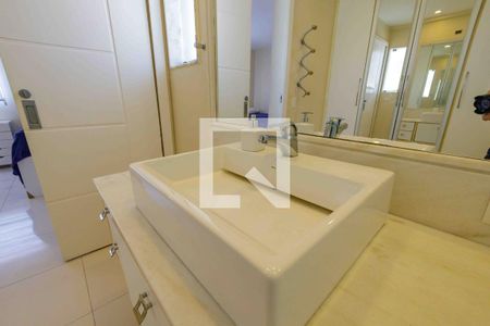 Casa de condomínio para alugar com 500m², 4 quartos e 3 vagas Casa de condomínio para alugar com 500m², 4 quartos e 3 vagasBanheiro da Suíte 2