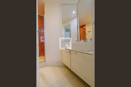 Casa de condomínio para alugar com 500m², 4 quartos e 3 vagas Casa de condomínio para alugar com 500m², 4 quartos e 3 vagasBanheiro da Suíte 3