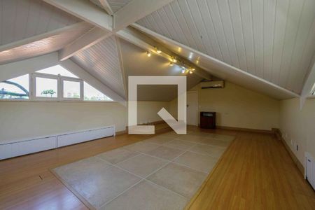 Casa de condomínio para alugar com 500m², 4 quartos e 3 vagas Casa de condomínio para alugar com 500m², 4 quartos e 3 vagasSótão