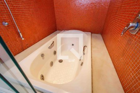 Casa de condomínio para alugar com 500m², 4 quartos e 3 vagas Casa de condomínio para alugar com 500m², 4 quartos e 3 vagasBanheiro da Suíte 2