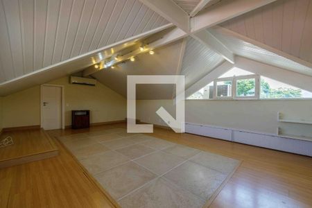 Casa de condomínio para alugar com 500m², 4 quartos e 3 vagas Casa de condomínio para alugar com 500m², 4 quartos e 3 vagasSótão