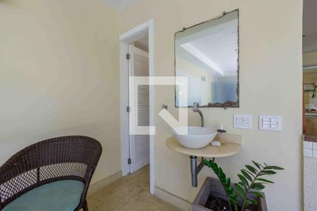 Casa de condomínio para alugar com 500m², 4 quartos e 3 vagas Casa de condomínio para alugar com 500m², 4 quartos e 3 vagasBanheiro do Quintal